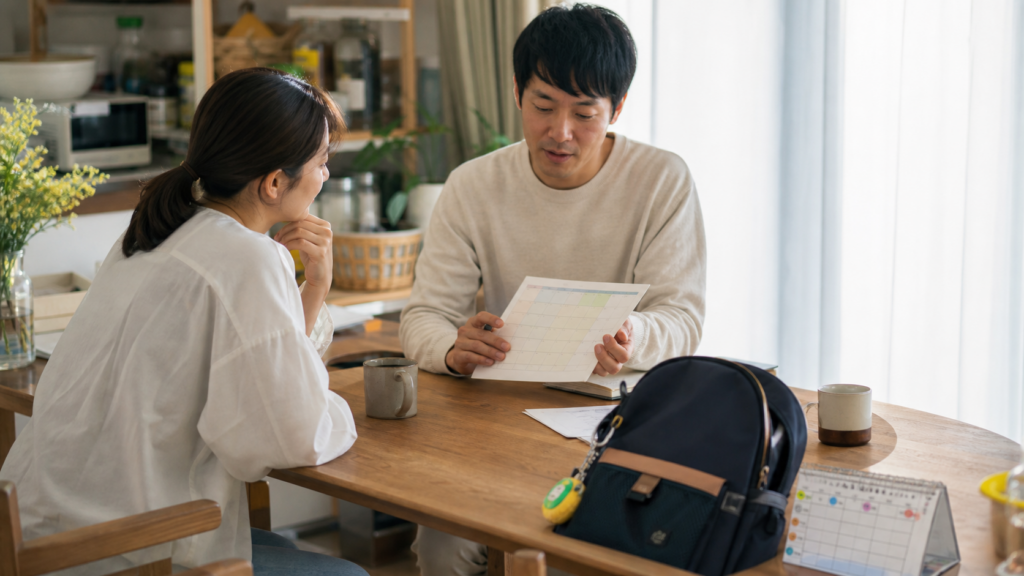 子どもの送迎と勤務条件を家族で確認する様子
