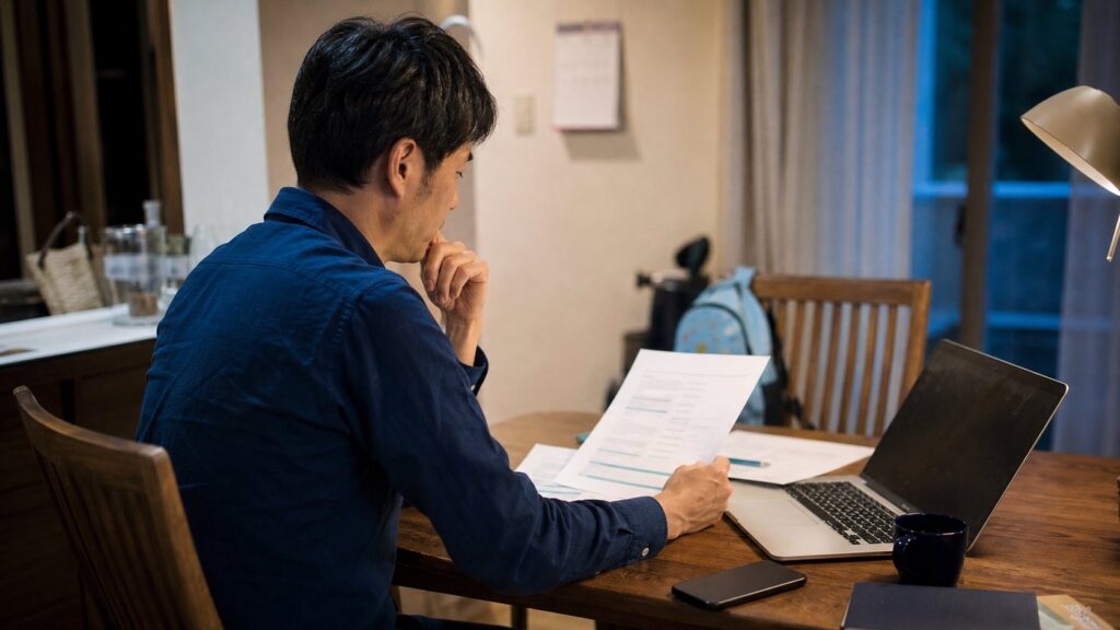 専門職求人の条件を自宅で比較する会社員